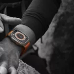 ساعت هوشمند اپل مدل Ultra 49 mm Alpine Loop دارای قابلیت های صفحه نمایش لمسی، کنترل سطح اکسیژن خون، قابلیت مکالمه از طریق بلوتوث بند برزنت
