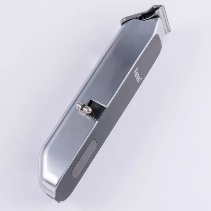 ماشین اصلاح موی سر و صورت کیمی مدل KM-1893، اصلاح به صورت خط زن، طراحی ارگونومیک، منبع انرژی با باتری، تکنولوژی اصلاح به صورت برش مستقیم، مدت زمان شارژ 120 دقیقه و مدت زمان استفاده پس از شارژ 90 دقیقه، به همراه برس تمیزکننده، کابل شارژ USB و روغن