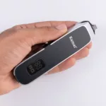 ماشین اصلاح موی سر و صورت کیمی مدل KM-1893، اصلاح به صورت خط زن، طراحی ارگونومیک، منبع انرژی با باتری، تکنولوژی اصلاح به صورت برش مستقیم، مدت زمان شارژ 120 دقیقه و مدت زمان استفاده پس از شارژ 90 دقیقه، به همراه برس تمیزکننده، کابل شارژ USB و روغن