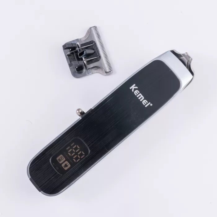 ماشین اصلاح موی سر و صورت کیمی مدل KM-1893، اصلاح به صورت خط زن، طراحی ارگونومیک، منبع انرژی با باتری، تکنولوژی اصلاح به صورت برش مستقیم، مدت زمان شارژ 120 دقیقه و مدت زمان استفاده پس از شارژ 90 دقیقه، به همراه برس تمیزکننده، کابل شارژ USB و روغن