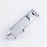 ماشین اصلاح موی سر و صورت کیمی مدل KM-1893، اصلاح به صورت خط زن، طراحی ارگونومیک، منبع انرژی با باتری، تکنولوژی اصلاح به صورت برش مستقیم، مدت زمان شارژ 120 دقیقه و مدت زمان استفاده پس از شارژ 90 دقیقه، به همراه برس تمیزکننده، کابل شارژ USB و روغن